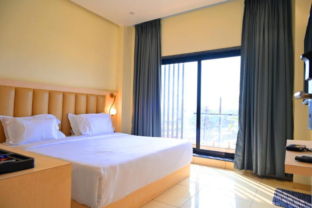 Hotel Shree Ji Inn Райпур Экстерьер фото